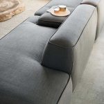 ⁦أريكة رمادية بسيطة⁩ - الصورة ⁦2⁩