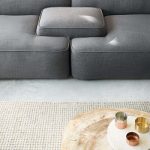 ⁦أريكة رمادية بسيطة⁩ - الصورة ⁦4⁩