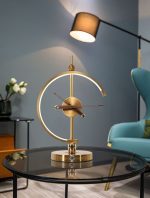 ⁦مصباح طاولة بتصميم عصري⁩ - الصورة ⁦2⁩