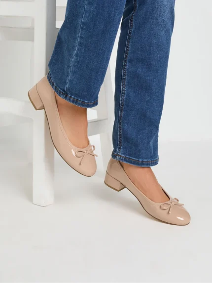 حذاء بكعب عالٍ طويل