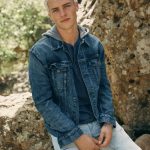 جاكيت دنيم بقبعة