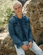 جاكيت دنيم بقبعة