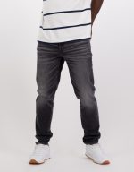 بنطلون جينز ذو قصة SKINNY