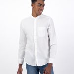 قميص بأزرار وياقة بجزء داخلي من الكتان