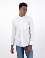 قميص بأزرار وياقة بجزء داخلي من الكتان