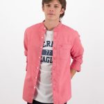 قميص بأزرار وياقة بجزء داخلي من الكتان