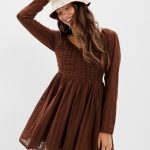 فستان قصير مكشكش بأكمام طويلة