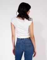 ⁦تي-شيرت بتصميم متجمع من الأمام⁩ - الصورة ⁦5⁩