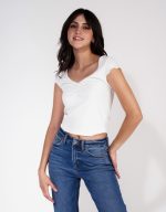 تي-شيرت بتصميم متجمع من الأمام