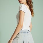 تنورة بطيات من نسيج الدنيم