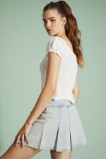 تنورة بطيات من نسيج الدنيم