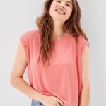 تي-شيرت بأكمام ملفوفة