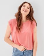 تي-شيرت بأكمام ملفوفة