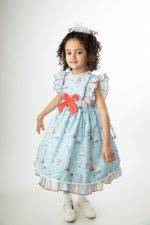 ⁦فستان بناتي بتفاصيل طبعة وفيونكه⁩ - الصورة ⁦3⁩