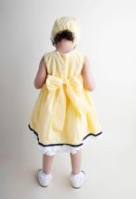 ⁦طقم فستان اطفال باللون الاصفر الزاهي⁩ - الصورة ⁦2⁩