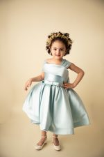 ⁦فستان بناتي بتفاصيل كتف واحد⁩ - الصورة ⁦2⁩