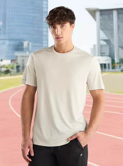 تيشيرت بيرفورمانس بارز الملمس